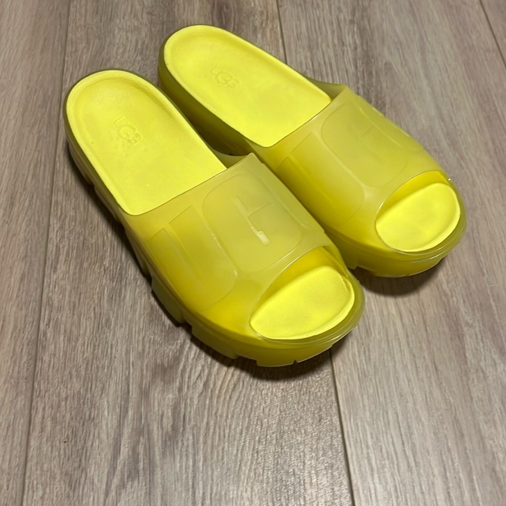 UGG WOMEN'S JELLA CLEAR SLIDE SANDAL, SUNNY YELLOW, 10